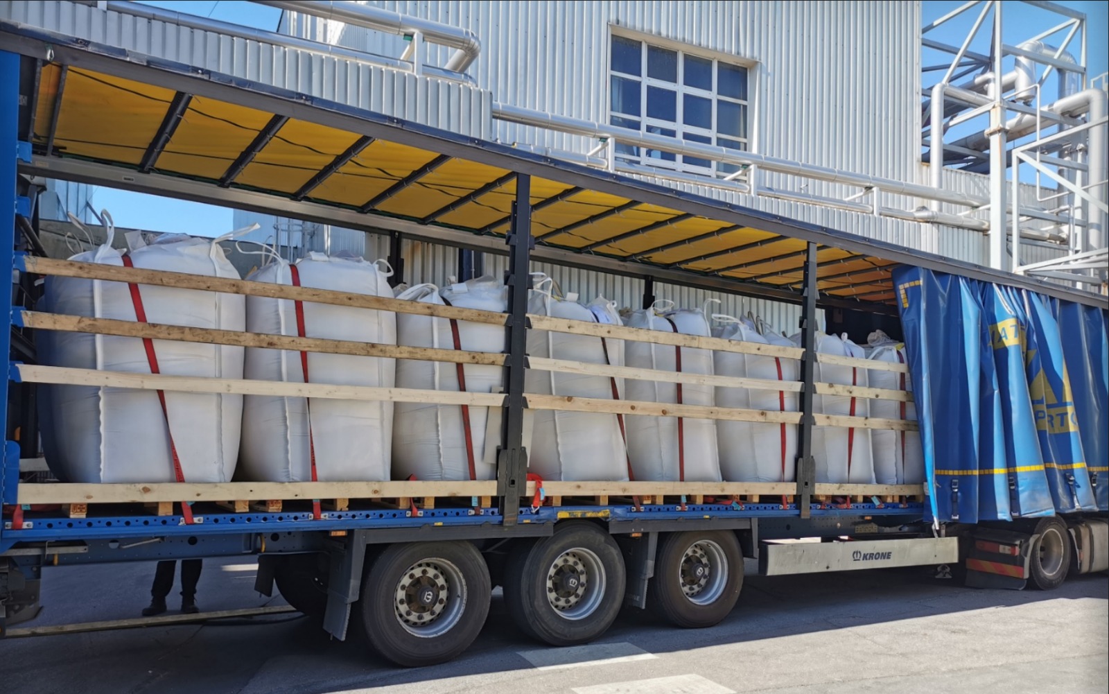 Truck filled with 24 big bags of simplyeast´s fresh dried yeast.